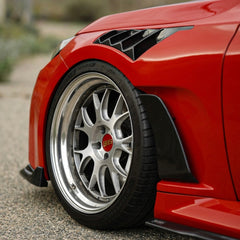 Echtcarbon-Frontkotflügel am roten BMW M2 G87 – montierte Detailansicht