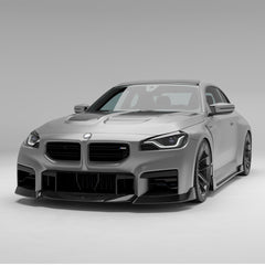 BMW M2 G87 mit OEM-Design-Frontgrill – zweite Fahrzeugansicht