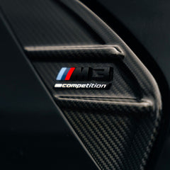 Dry-Carbon-Seitenkieme am BMW – Detail der Carbonstruktur