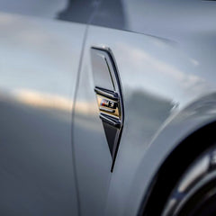 Dry-Carbon-Seitenkieme am BMW – montierte Seitenansicht